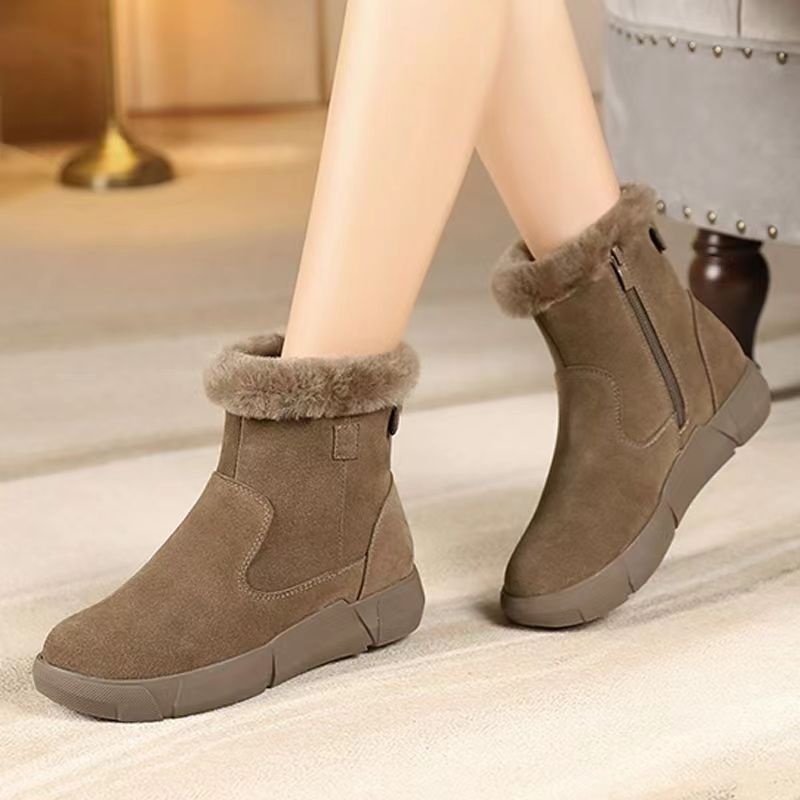 Ladies boots with flat heel and warm fleece lining