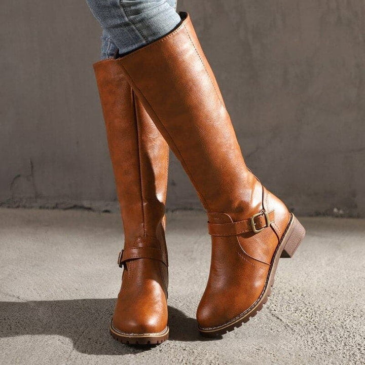 Ladies boots with buckle and heel