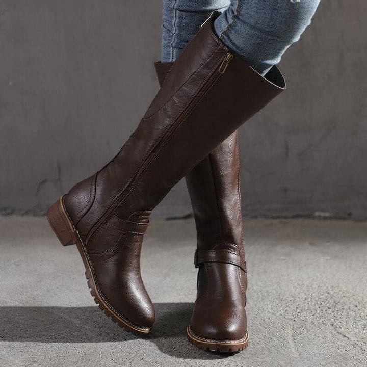 Ladies boots with buckle and heel