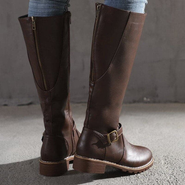 Ladies boots with buckle and heel