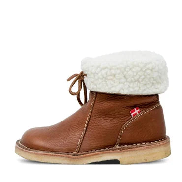 Waterproof women's boots with wool lining