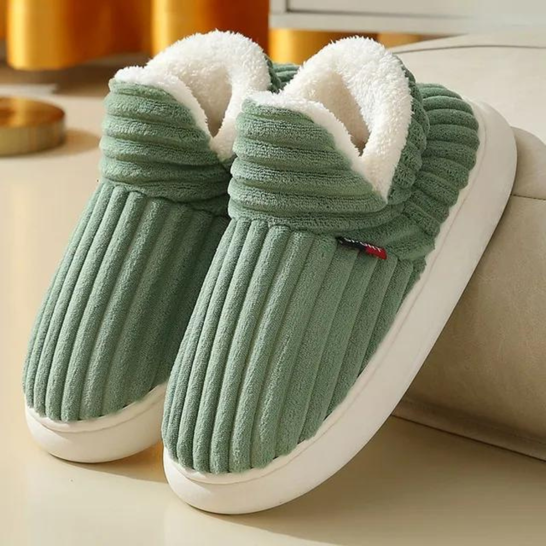 Plush women's slippers with soft inner lining