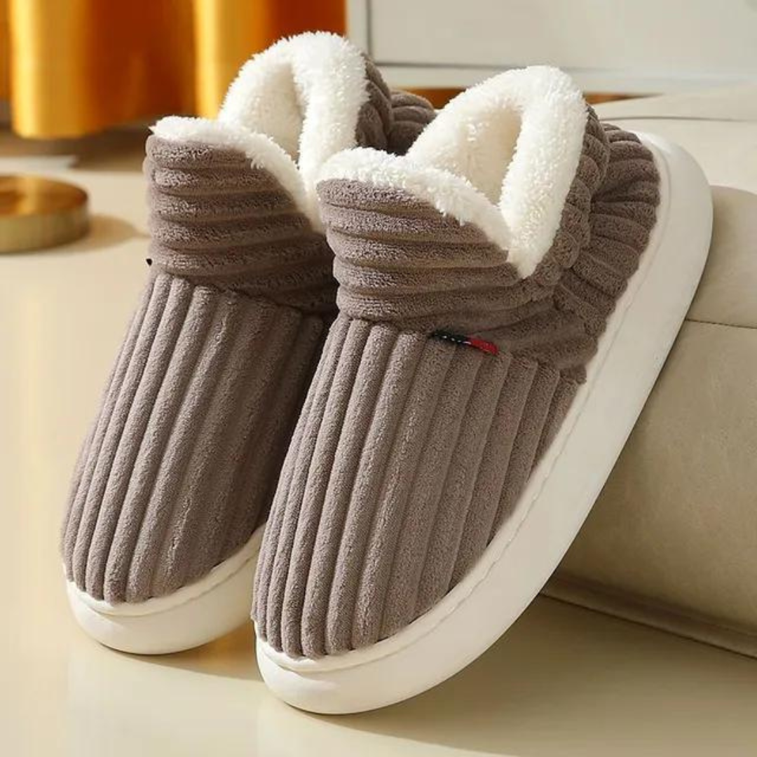 Plush women's slippers with soft inner lining