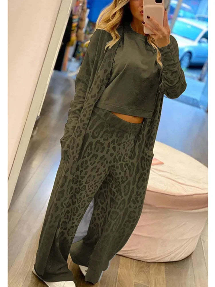 Stylish Women's Set with Leopard Print and Long Fit