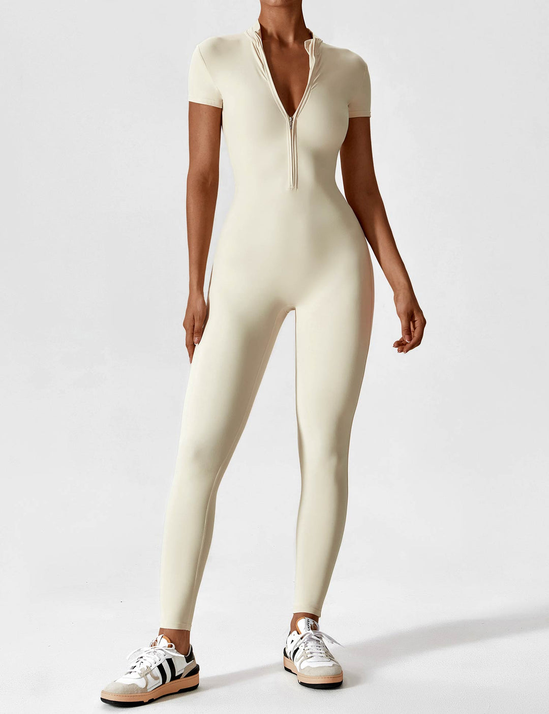 Ladies long-sleeved jumpsuit with zip fastening and open collar