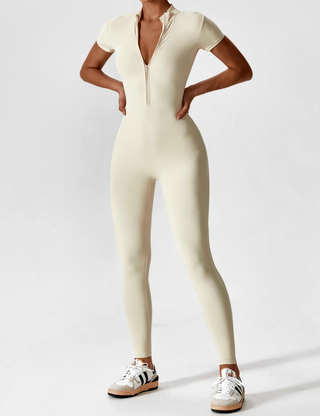 Ladies long-sleeved jumpsuit with zip fastening and open collar